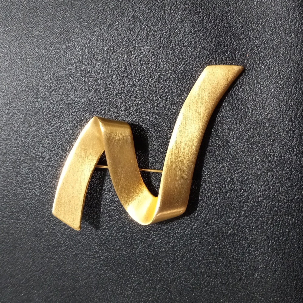 Gold Tone Ribbon Zig Zag Brooch